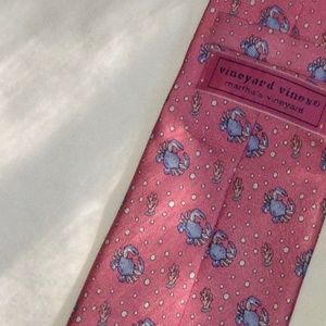 Men's Vineyard Vines tie - pink with blue crabs